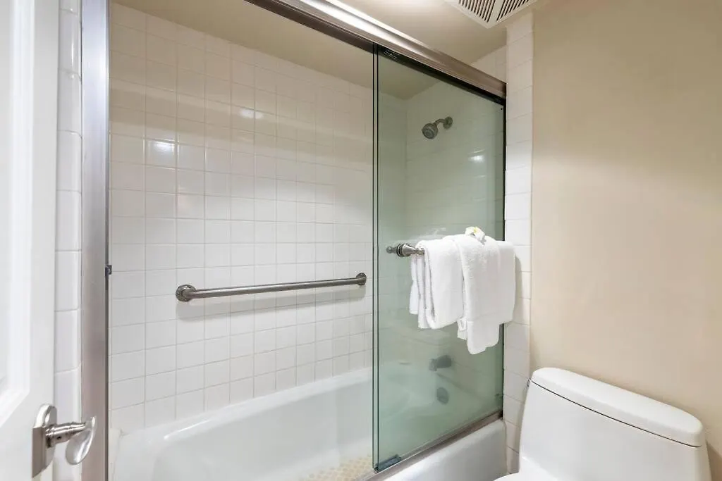 Hale Mahina B403- Beautiful 2 Bedroom Oceanfront Condo, Private Beach, Farmers Market, And More Kahana